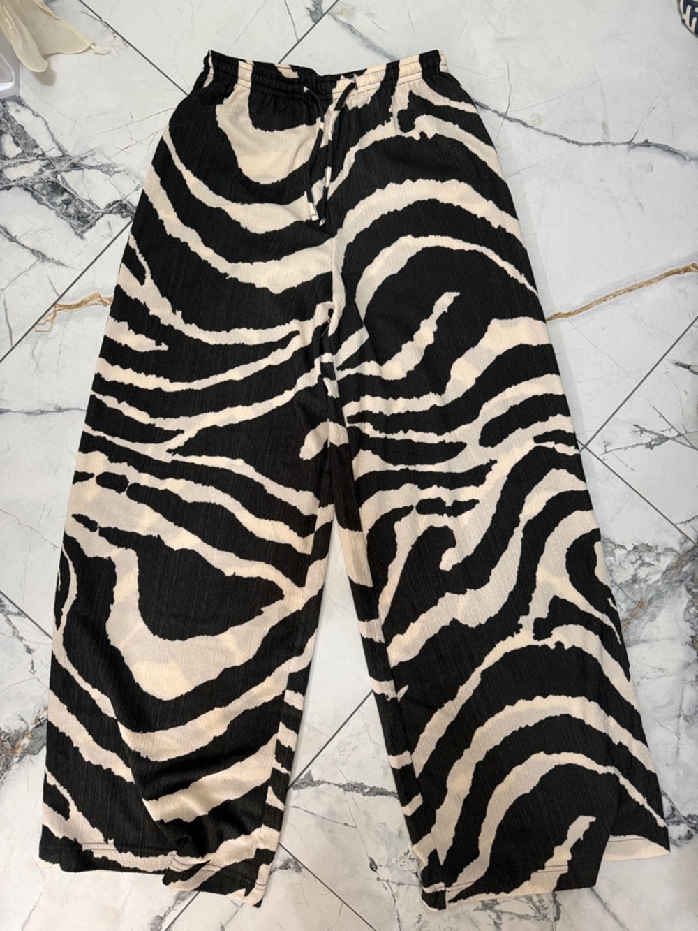 Wide-Leg Zebra Print Pants - Picture 2 of 4